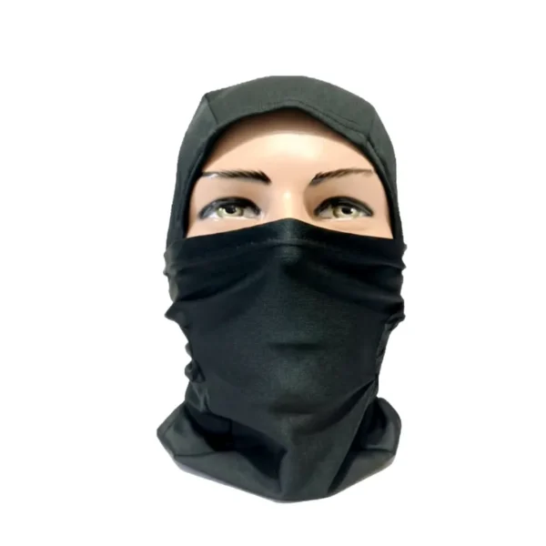 Balaclava abatible negra en licra lisa de alta elasticidad. Pasamontañas táctico ajustado que cubre cabeza, rostro y cuello. Ideal para uso bajo casco, motociclismo, airsoft y protección solar en Colombia. Disponible en ARMY STORE.
