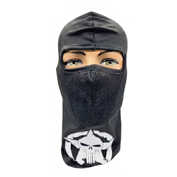 Balaclava cerrada negra estilo Punisher en licra elástica con panel de malla transpirable en boca y nariz. Pasamontañas táctico con diseño icónico para airsoft, moto y uso militar. Disponible en ARMY STORE Colombia.