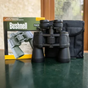 Binoculares Bushnell PowerView 70x70 negros de alto aumento con sistema de enfoque central y estuche protector. Prismáticos profesionales ideales para vigilancia táctica, caza, observación de fauna y eventos deportivos en Colombia. Envíos a Ibagué, Neiva, Florencia y Sincelejo.
