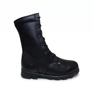 Bota militar clásica de cuero negro legítimo con caña alta y cordones reforzados. Calzado de combate tradicional resistente para Ejército, Policía e instrucción militar en Colombia. Suela antideslizante y construcción duradera. Envíos a Bogotá, Medellín, Cali.