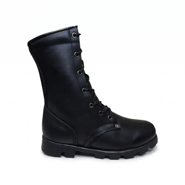 Bota militar clásica de cuero negro legítimo con caña alta y cordones reforzados. Calzado de combate tradicional resistente para Ejército, Policía e instrucción militar en Colombia. Suela antideslizante y construcción duradera. Envíos a Bogotá, Medellín, Cali.