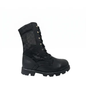 Bota militar tipo jungla negra con parte inferior en cuero y superior en lona resistente reforzada. Calzado de combate clásico con suela antideslizante y drenaje, ideal para operaciones en selva, montaña y terreno agreste en Colombia. Envíos a Bogotá, Medellín, Cali.