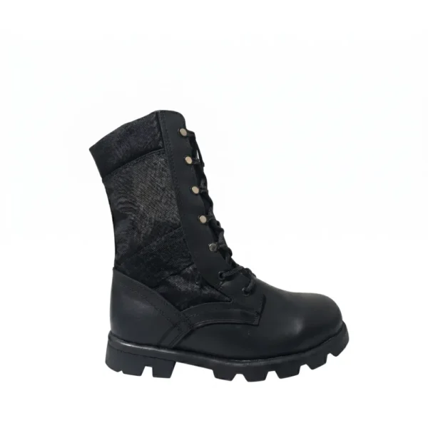 Bota militar tipo jungla negra con parte inferior en cuero y superior en lona resistente reforzada. Calzado de combate clásico con suela antideslizante y drenaje, ideal para operaciones en selva, montaña y terreno agreste en Colombia. Envíos a Bogotá, Medellín, Cali.