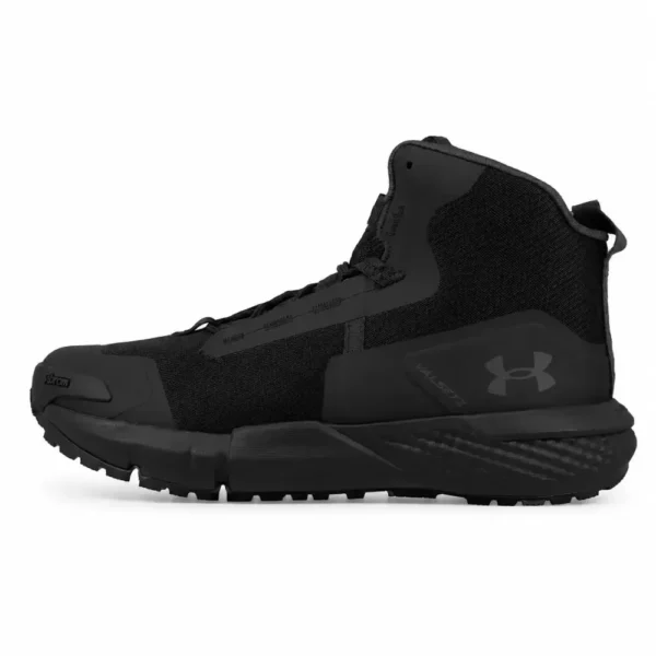 Bota táctica Under Armour Charged Nacional Mid color negro con suela Vibram XS Trek y amortiguación Charged Cushioning. Calzado ligero de 6 pulgadas con refuerzos PU para policía, ejército y outdoor en Colombia. Envíos a Bogotá, Medellín, Cali.