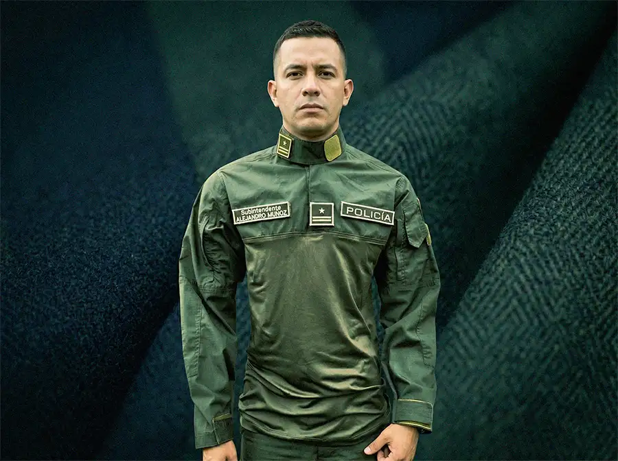 Buzo táctico PONAL Colombia fabricado en tela Ripstop de alta resistencia, utilizado por personal de la Policía Nacional de Colombia para actividades operativas, patrullaje y servicio institucional, con diseño ergonómico, distintivos reglamentarios y tejido resistente al desgaste.