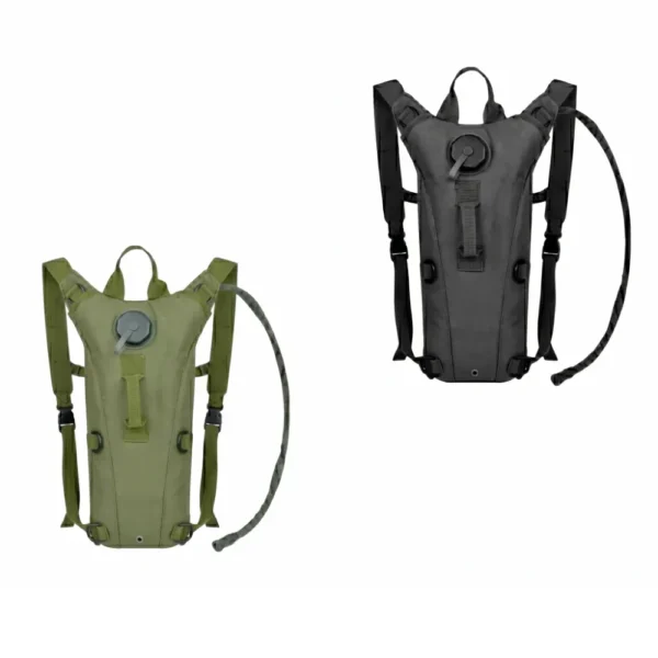 Cantimplora táctica tipo CamelBak de 2.5 litros en nylon resistente, disponible en negro y verde olivo. Sistema de hidratación con manguera de 1 metro, espaldar ergonómico y bolsillo para accesorios. Ideal para senderismo, ciclismo y actividades outdoor en Colombia, cali, tulua, palmira