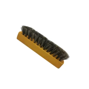 Cepillo lustrador de calzado profesional con base ergonómica de madera natural sólida y cerdas oscuras de alta densidad resistentes al desgaste. Herramienta esencial diseñada específicamente para aplicar betún, eliminar barro y dar brillo profundo a botas tácticas negras, militares, policiales, correajes y artículos de cuero genuino sin rayar la superficie. Mango cómodo que facilita movimientos circulares precisos en punteras y talones durante el mantenimiento preventivo. Cali, Medellin, Bogota, Palmira, Tulua, Cartago, Pereira. Army Store, tienda Tactica.
