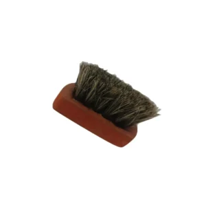 Cepillo lustrador de calzado pequeño compacto con mango ergonómico de madera natural barnizada y cerdas suaves de pelo de caballo genuino. Herramienta especializada diseñada para limpiar polvo, aplicar betún y pulir delicadamente botas tácticas, militares, policiales, correajes y artículos de cuero fino sin rayar ni dañar la superficie. Su tamaño reducido lo hace ideal para llevar en morrales tácticos, kits de viaje o para tareas de limpieza específicas en punteras y talones. Cali, Medellin, Bogota, Palmira, Tulua, Cartago, Pereira. Army Store, tienda Tactica.