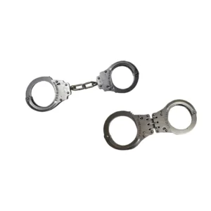 Par de esposas de seguridad tipo cadena y bisagra cromadas, fabricadas en EE.UU. con aleación de acero inoxidable y aluminio. Grilletes ligeros (290g) con llave incluida y funda de lona para fuerza pública. Cali, Medellin, Bogota, Palmira, Tulua, Cartago, Pereira. Army Store, tienda Tactica.