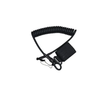 Extensor de pistola tipo resorte coil negro de alto impacto con hebilla de velcro y mosquetón metálico. Lanyard de seguridad para evitar caída de armas en agua, alturas o combate. Cali, Medellin, Bogota, Palmira, Tulua, Cartago, Pereira. Army Store, tienda Tactica.