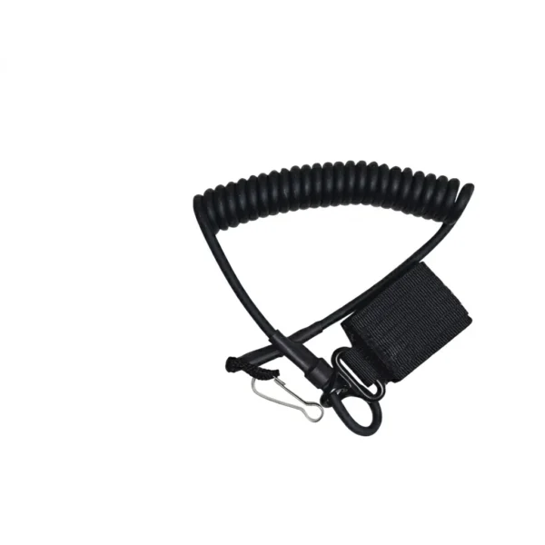 Extensor de pistola tipo resorte coil negro de alto impacto con hebilla de velcro y mosquetón metálico. Lanyard de seguridad para evitar caída de armas en agua, alturas o combate. Cali, Medellin, Bogota, Palmira, Tulua, Cartago, Pereira. Army Store, tienda Tactica.