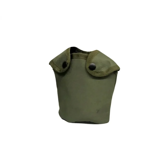 Forro protector verde militar para cantimplora estándar de 1 litro. Funda de lona resistente con cierre de broches, diseñada para reducir ruido, proteger contra golpes y aislar térmicamente en camping y operaciones tácticas. Cali, Medellin, Bogota, Palmira, Tulua, Cartago, Pereira. Army Store, tienda Tactica.