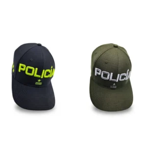Gorra beisbolera reglamentaria para Suboficiales de Policía Nacional. Bordado POLICÍA en neón o blanco con insignia de grado. Tela resistente en azul oscuro y verde oliva para servicio diario y operativo. Cali, Medellin, Bogota, Palmira, Tulua, Cartago, Pereira. Army Store, tienda Tactica.