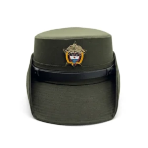 Kepi reglamentario verde olivo para patrullero femenino de la Policía Nacional de Colombia. Incluye escudo institucional bordado a color y cinta frontal de charol negro. Ajuste ergonómico femenino para servicio diario y actos protocolarios. Cali, Medellin, Bogota, Palmira, Tulua, Cartago, Pereira. Army Store, tienda Tactica.