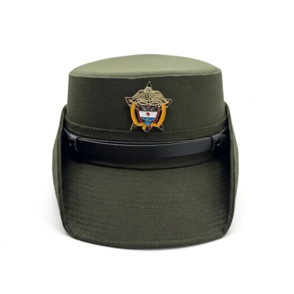 Kepi reglamentario verde olivo para patrullero femenino de la Policía Nacional de Colombia. Incluye escudo institucional bordado a color y cinta frontal de charol negro. Ajuste ergonómico femenino para servicio diario y actos protocolarios. Cali, Medellin, Bogota, Palmira, Tulua, Cartago, Pereira. Army Store, tienda Tactica.
