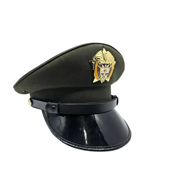 Kepi reglamentario verde olivo para patrullero masculino de la Policía Nacional de Colombia. Incluye escudo institucional metálico dorado y visera de charol negro brillante. Ajuste ergonómico para servicio diario y actos protocolarios. Cali, Medellin, Bogota, Palmira, Tulua, Cartago, Pereira. Army Store, tienda Tactica.