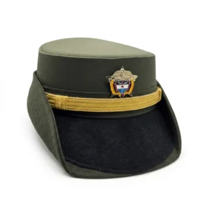 Kepi reglamentario verde olivo para suboficial femenino de la Policía Nacional de Colombia. Distinguido por virola dorada trenzada y escudo institucional metálico. Corte ergonómico femenino para mando, instrucción y servicio diario. Cali, Medellin, Bogota, Palmira, Tulua, Cartago, Pereira. Army Store, tienda Tactica.