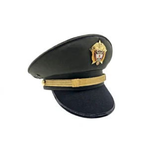 Kepi reglamentario verde olivo para suboficial masculino de la Policía Nacional de Colombia. Distinguido por virola dorada trenzada y escudo institucional metálico. Corte ergonómico masculino para mando, instrucción y servicio diario. Cali, Medellin, Bogota, Palmira, Tulua, Cartago, Pereira. Army Store, tienda Tactica.