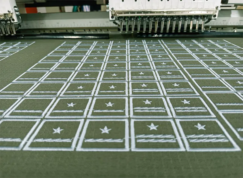 Maquina cosedora de uniformes e insignias de la fuerza publica y ropa tactica, cosiendo parches de rangos de la policia