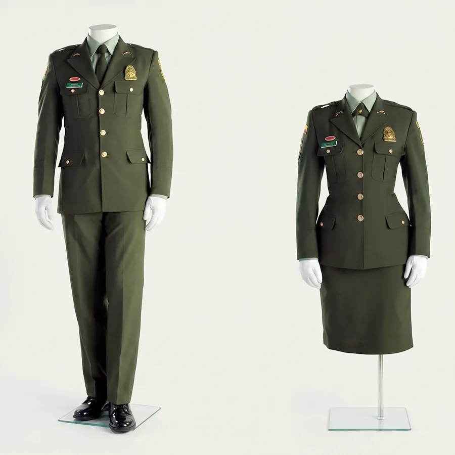 Uniforme Formal N.° 3 de la Policía Nacional de Colombia para personal masculino y femenino, utilizado por oficiales, suboficiales, nivel ejecutivo y agentes de policía. Incluye chaqueta verde institucional, insignias reglamentarias, placa de identificación policial y prendas de representación para actos protocolarios y funciones administrativas.
